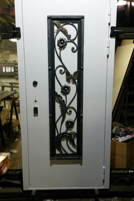 Белая входная дверь с элементами ковки