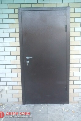Наружная металлическая дверь для кирпичного доме
