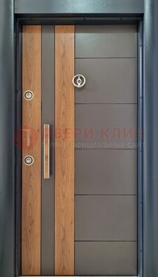 Коричневая входная дверь c МДФ панелью ЧД-01 в частный дом в Луге