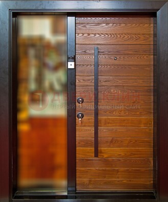 Коричневая входная дверь c МДФ панелью и стеклом ЧД-38 в частный дом в Луге
