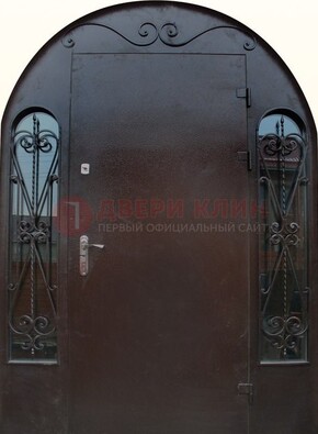 Арочная дверь со стеклом и ковкой ДА-16 под старину в Луге