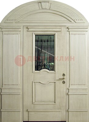 Белая входная дверь массив со стеклом и ковкой ДА-49 в Луге