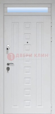 Белая металлическая дверь с фрамугой для коттеджа ДФГ-21 в Луге