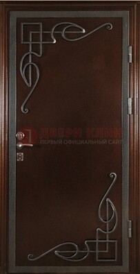 Коричневая входная дверь с ковкой ДК-16 для дома в Луге