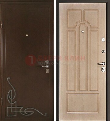 Квартирная коричневая железная дверь с ковкой ДК-19 в Луге