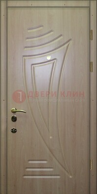 Светлая железная дверь с МДФ ДМ-153 в Луге