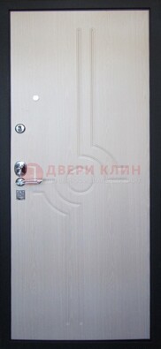 Белая металлическая дверь с МДФ ДМ-172 в квартиру в Луге
