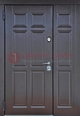 Тёмная двухстворчатая входная дверь для коттеджа с МДФ ДМ-533 в Луге