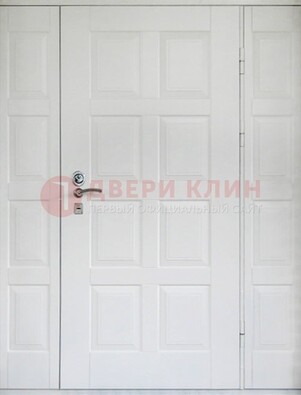Белая входная дверь для коттеджа с МДФ ДМ-536 в Луге