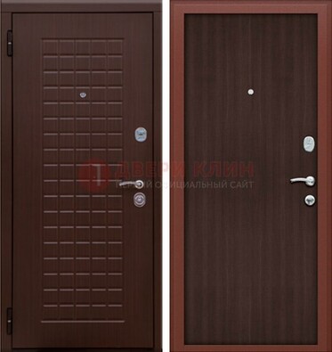 Коричневая металлическая дверь с МДФ ДМ-78 в квартиру в Луге