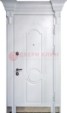Белая металлическая дверь с массивом дуба для дома ДМД-59 в Луге