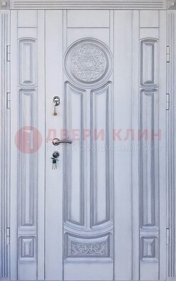 Белая двухстворчатая дверь с массивом дуба ДМД-72 в Луге