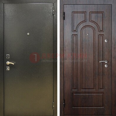 Железная темно-серая дверь с порошковым напылением и МДФ Тисненый орех ДП-275 в Луге