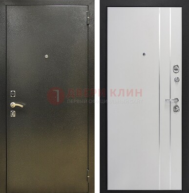 Железная темная дверь с порошковым покрытием и белая МДФ с молдингами  ДП-296 в Луге