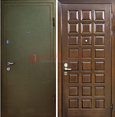 Зеленая входная дверь с порошковым окрасом ДП-64 в Волхове