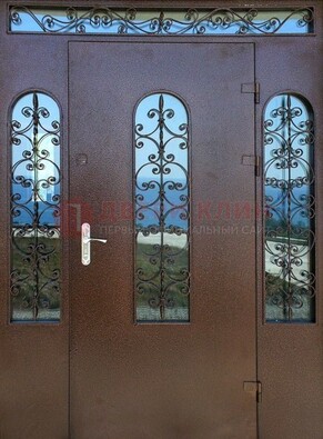 Железная парадная дверь со стеклом и ковкой ДПР-16 для общественных зданий в Выборге