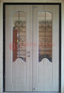 Парадная дверь со стеклянными вставками и ковкой ДПР-23 в деревянный дом в Выборге