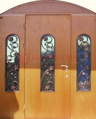 Парадная дверь со стеклянными вставками и ковкой ДПР-28 в общественное здание в Луге