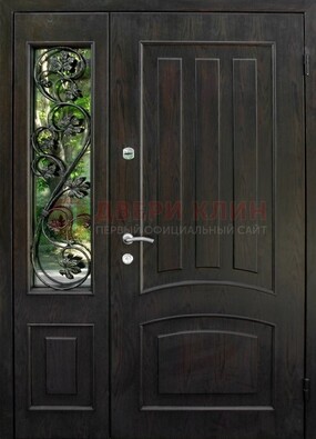 Парадная дверь со стеклянными вставками и ковкой ДПР-31 в кирпичный дом в Казани