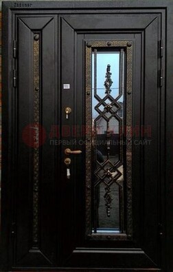Парадная дверь со стеклом и ковкой ДПР-39 для квартиры в Казани