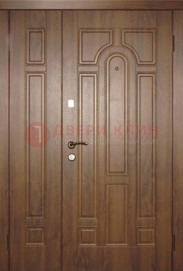 Двухстворчатая коричневая парадная дверь ДПР-48 в Луге