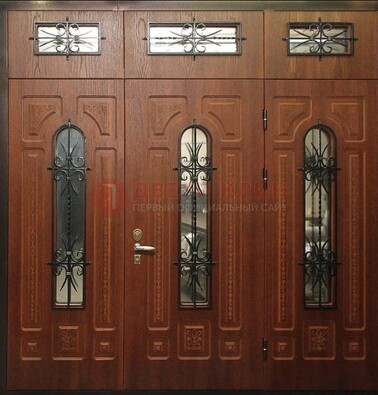 Парадная дверь с металлическими вставками и ковкой ДПР-72 в дом в Выборге
