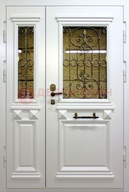 Белая парадная металлическая дверь со стеклом и ковкой ДПР-83 в Луге