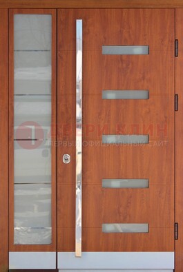 Коричневая металлическая дверь со стеклом ДС-72 в Луге