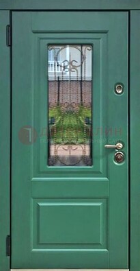 Зеленая металлическая дверь со стеклом и ковкой ДСК-113 в Луге