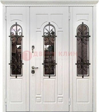 Белая распашная стальная дверь со стеклом и ковкой ДСК-125 в Луге