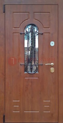 Темная железная дверь со стеклом и ковкой в коричневом цвете ДСК-154 в Луге