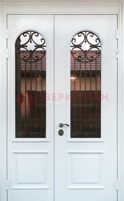 Белая стальная дверь стекло с ковкой и филенкой ДСК-201 в Луге