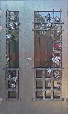Распашная уличная дверь Порошок со стеклом и ковкой ДСК-221 в Луге