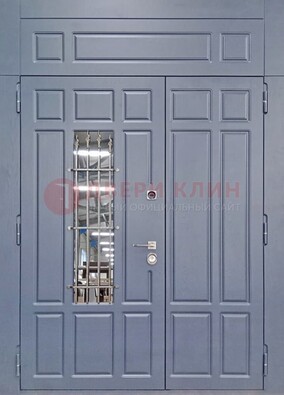 Серая двухстворчатая дверь Винорит со стеклом и ковкой ДСК-234 RAL 7024 в Луге