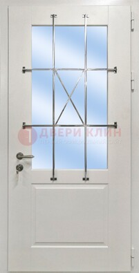 Белая простая железная дверь Винорит со стеклом и ковкой ДСК-257 в Луге