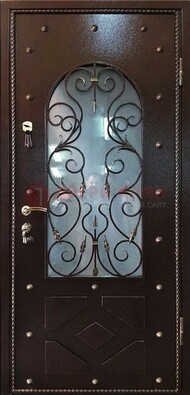 Влагостойкая дверь со стеклом и ковкой с декором ДСК-37 в Луге