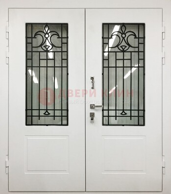 Белая двухстворчатая уличная дверь Винорит со стеклом ДСТ-4 в Луге