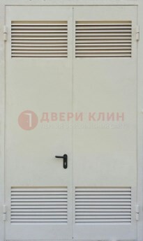Белая металлическая техническая дверь с вентиляционной решеткой ДТ-6 в Луге