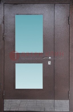 Коричневая тамбурная дверь со стеклянными вставками ДТМ-21 в Луге