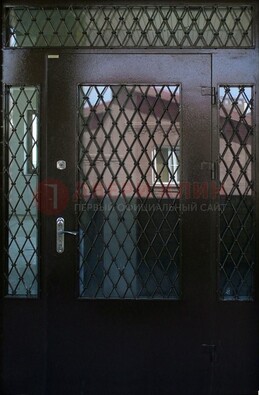 Коричневая тамбурная дверь со стеклянными вставками и ковкой ДТМ-32 в Луге