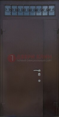 Коричневая тамбурная дверь со стеклянными вставками и ковкой ДТМ-39 в Луге