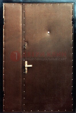 Коричневая тамбурная дверь с оформлением ДТМ-40 в Луге