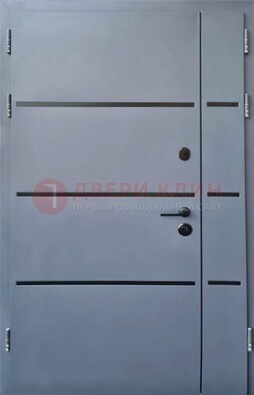 Серая металлическая тамбурная дверь с молдингами ДТМ-42 в Луге