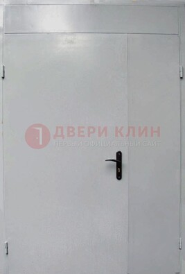 Белая металлическая тамбурная дверь ДТМ-5 в Выборге