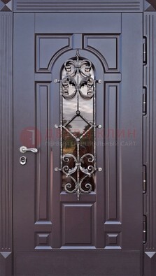 Темная уличная дверь с виноритом и стеклом с ковкой ДВТ-164 в Луге