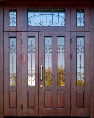 Коричневая парадная дверь с виноритом и ковкой ДВТ-168 в Луге