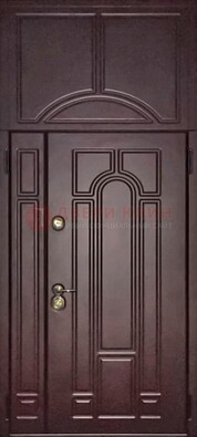 Коричневая железная дверь с виноритом и верхней фрамугой ДВТ-243 в Луге