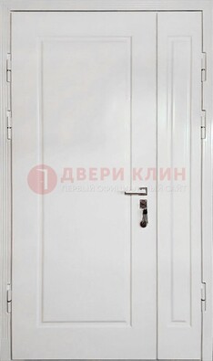 Полуторная металлическая дверь с МДФ в белом цвете ПЛ-24 в Луге