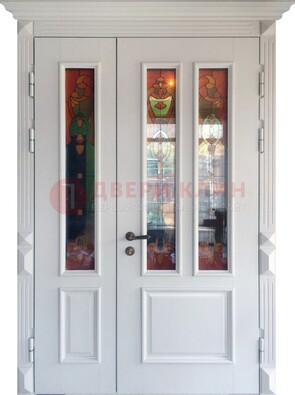 Белая полуторная металлическая дверь с витражом ВЖ-12 в Луге