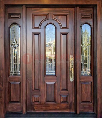 Железная классическая дверь с массивом дуба и витражом ВЖ-18 в Луге